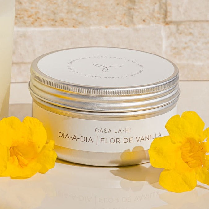 Vela Dia a Dia Flor de Vanilla 100g + Embalagem Algodão | CASA LA.HI